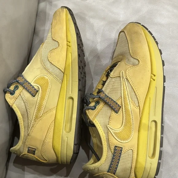 Travis Scott air maxes - Picture 3 of 5